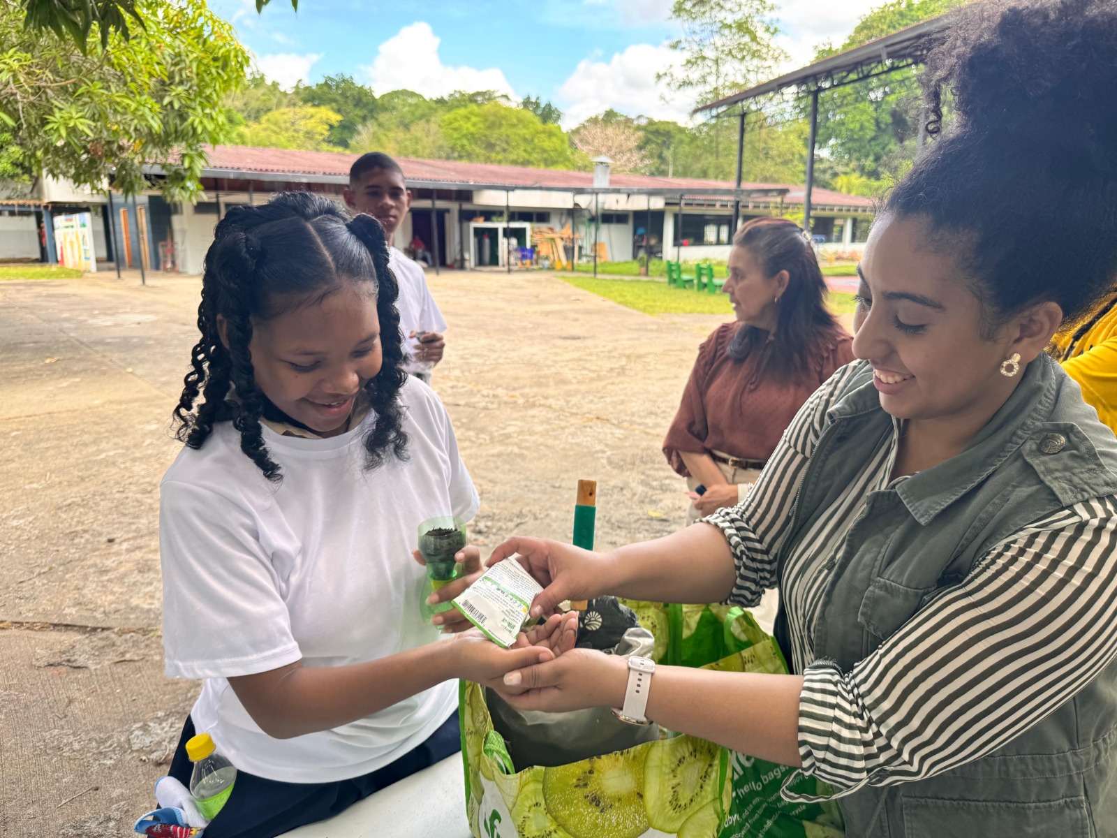 Estudiantes de la EVE fortalecen habilidades mediante proyecto ecológico