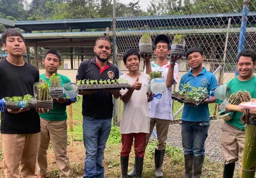 Estudiantes del IPHE Bocas del Toro fortalecen formación agropecuaria mediante proyecto ecológico inclusivo