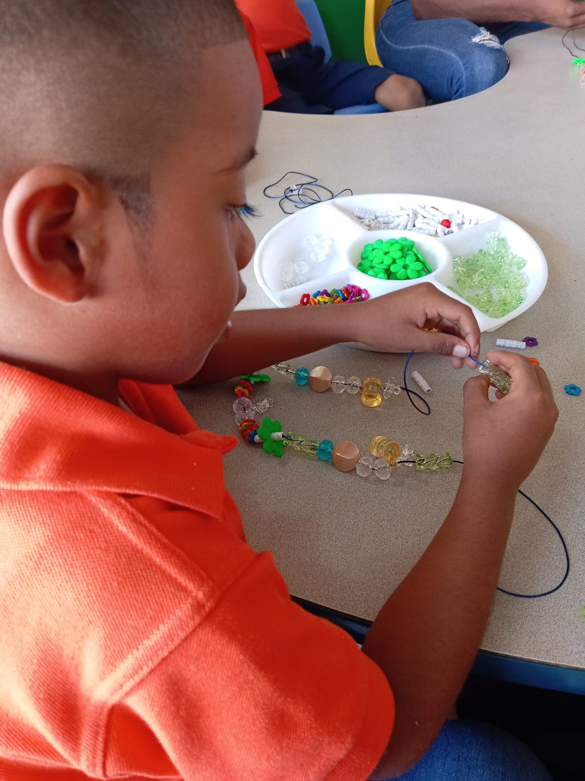 IPHE Colón promueve aprendizaje y creatividad mediante taller de pulseras
