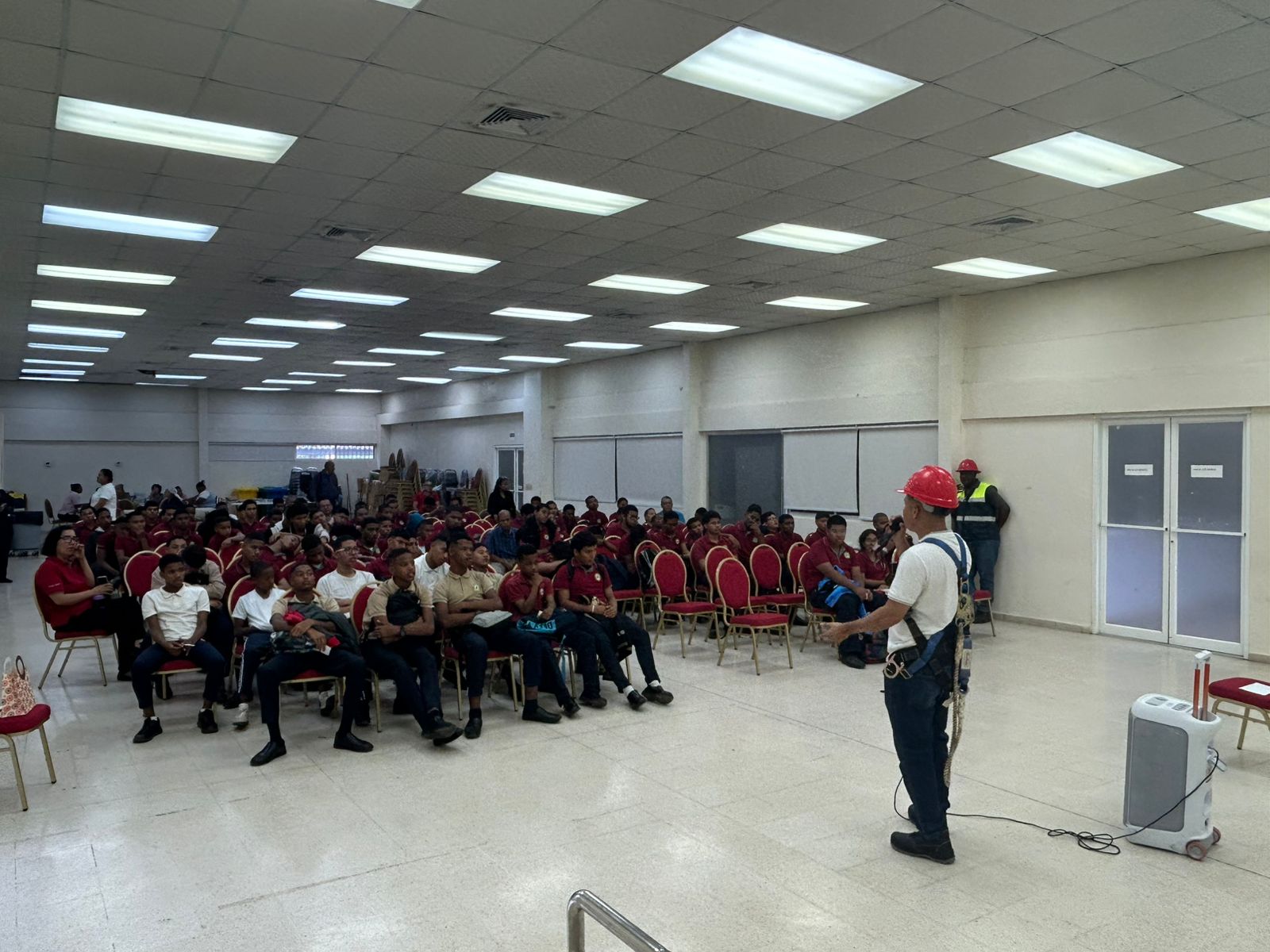 Estudiantes de la EVE fortalecen conocimientos sobre seguridad en la construcción