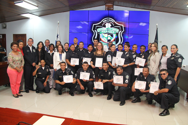 Policías se instruyen en Lengua de Señas Panameñas