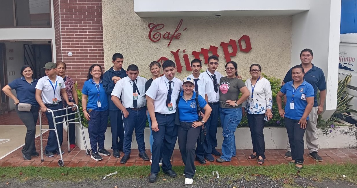 Estudiantes de CTI fortalecen su orientación vocacional mediante gira de observación laboral